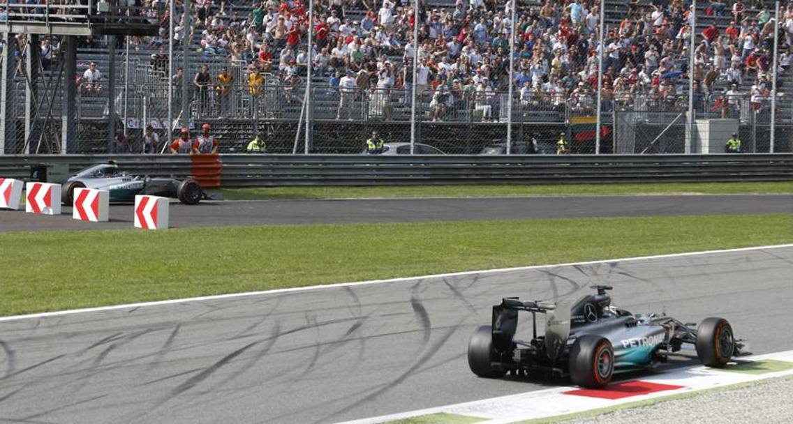 Lewis ha pista libera con Rosberg nella via di fuga. Ap